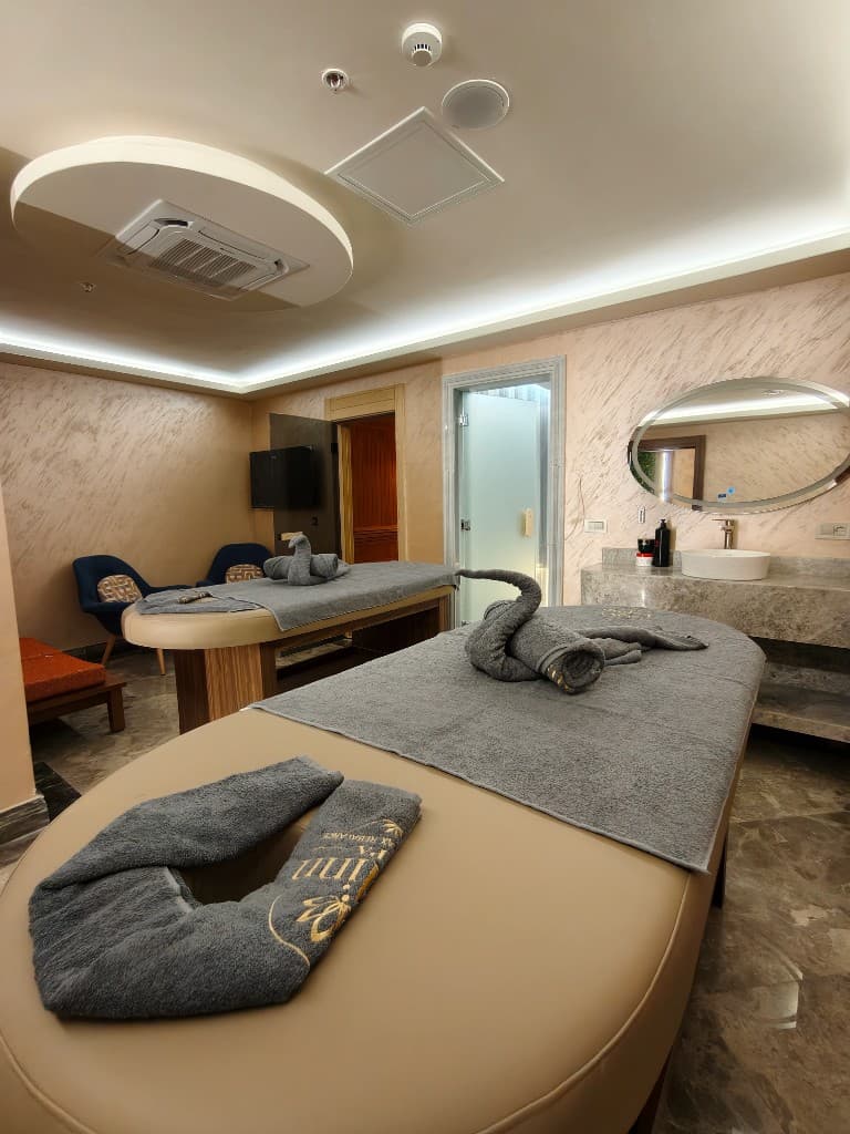 İki masaj yatağı olan lüks spa tedavi odası